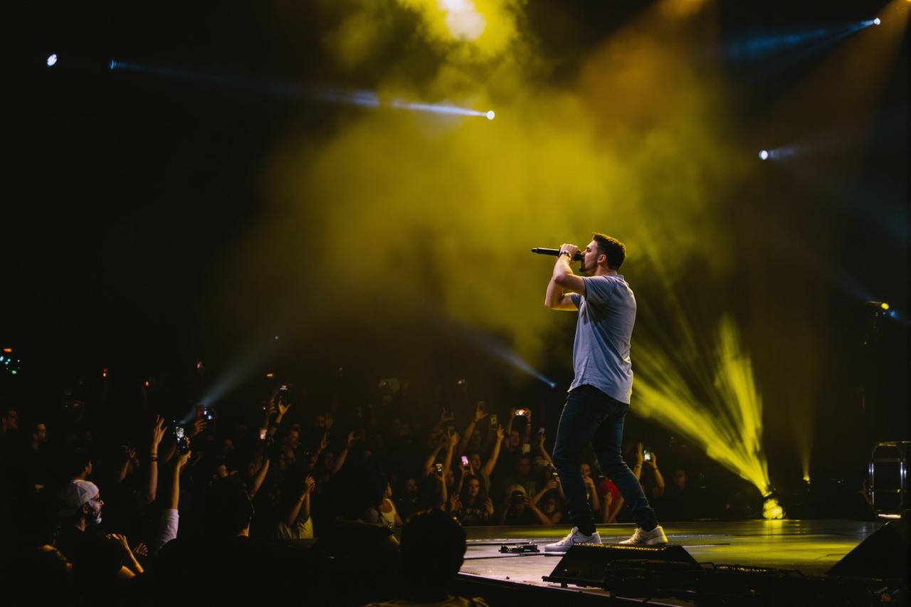 知名歌手演唱会现场突发状况，粉丝目击全程记录